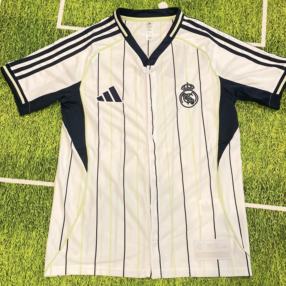 A BUTTON-UP, BASEBALL-STYLE SHIRT FOR REAL MADRID SUPPORTERS.